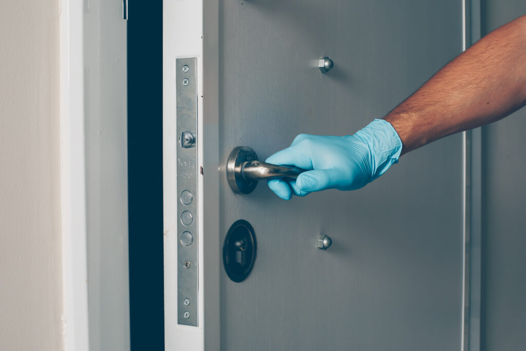 An image of a locksmith doing emergency locksmith services at home or office